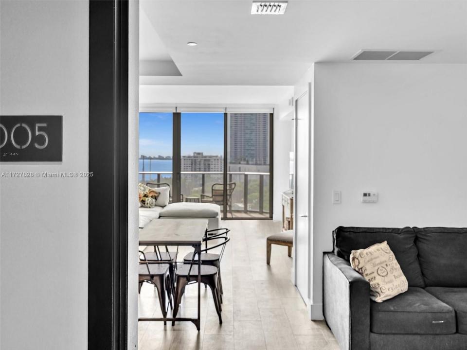 121 NE 34th St 1005, Miami, Florida 33137
