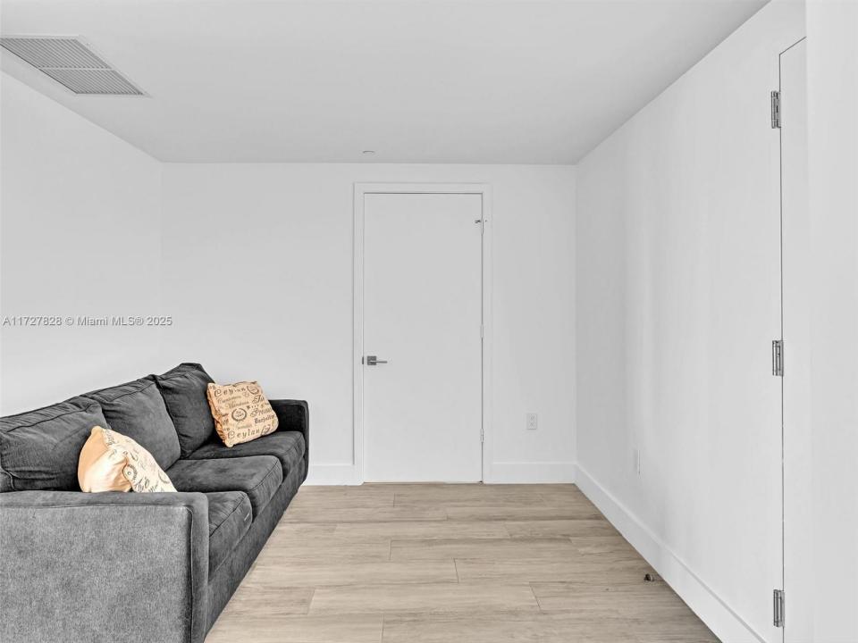 121 NE 34th St 1005, Miami, Florida 33137
