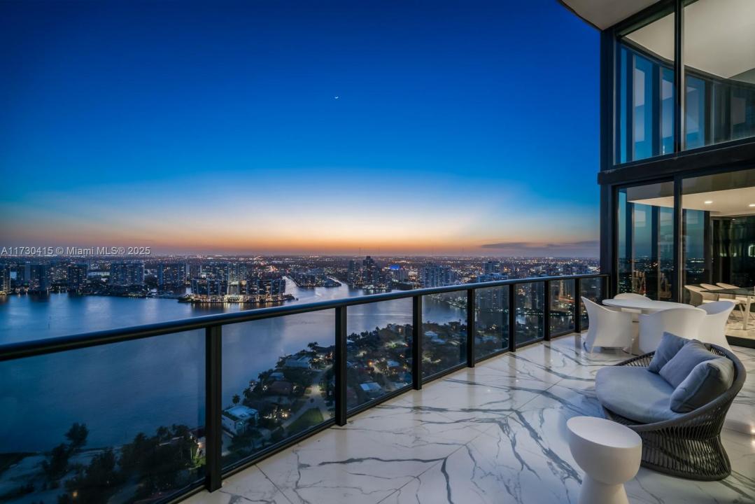 18555 Collins Ave 4203, Sunny Isles Beach, Floryda 33160, USA