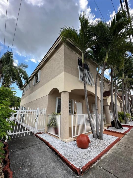 425 E 3rd Ave 6, Hialeah, Florida 33010, Stati Uniti