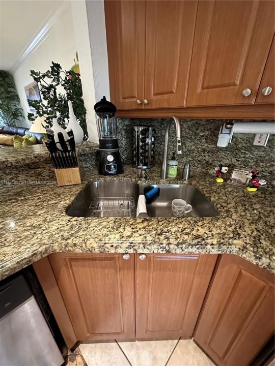 425 E 3rd Ave 6, Hialeah, Florida 33010, Stati Uniti