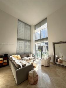 1060 Brickell Ave 413, Miami, Florida 33131, USA