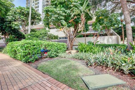 520 Brickell Key Dr 201, Miami, Florida 33131, USA