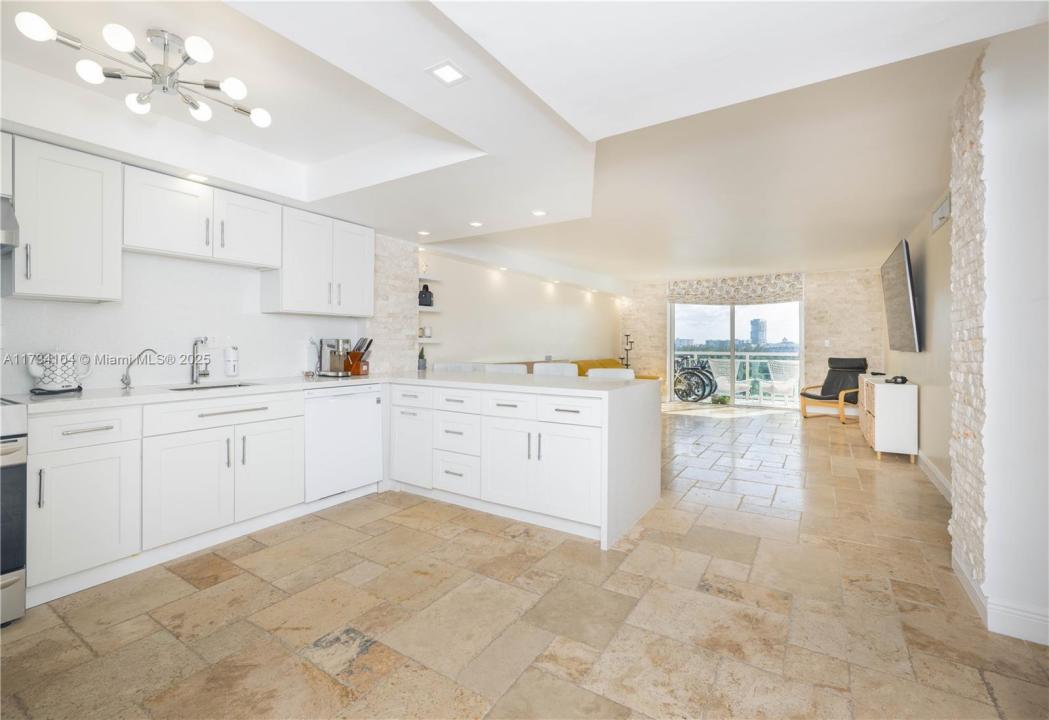 437 Golden Isles Dr 8D, Hallandale Beach, פלורידה 33009, ארצות הברית של אמריקה 