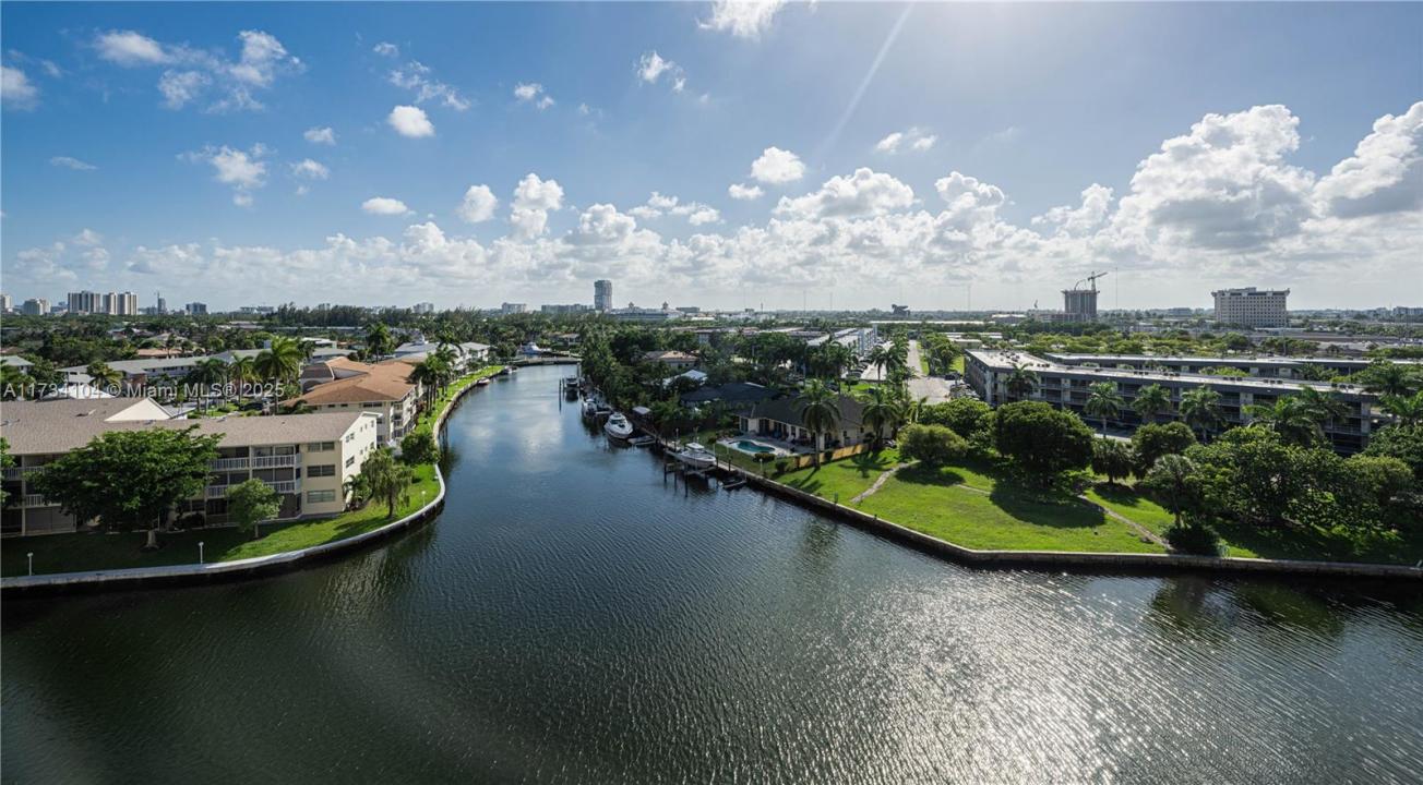 437 Golden Isles Dr 8D, Hallandale Beach, פלורידה 33009, ארצות הברית של אמריקה 