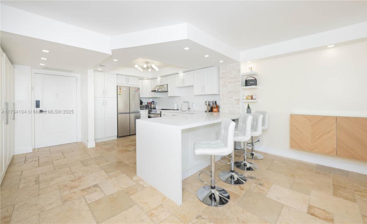 437 Golden Isles Dr 8D, Hallandale Beach, פלורידה 33009, ארצות הברית של אמריקה 
