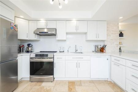 437 Golden Isles Dr 8D, Hallandale Beach, Florida 33009, USA