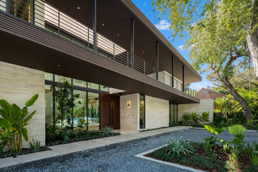 4040 Kiaora St, Miami, Florida 33133, USA
