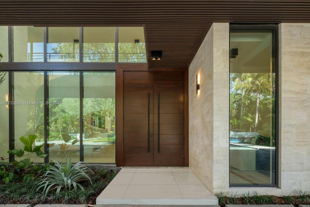 4040 Kiaora St, Miami, Florida 33133, USA