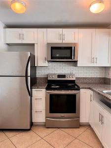 492 NW 165th St Rd C-309, Miami, Florida 33169, USA