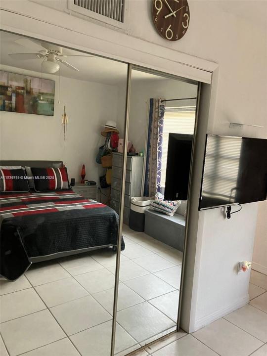 383 E 4th Ave 8, Hialeah, Florida 33010, Stati Uniti