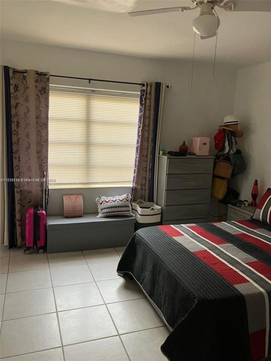 383 E 4th Ave 8, Hialeah, Florida 33010, Stati Uniti