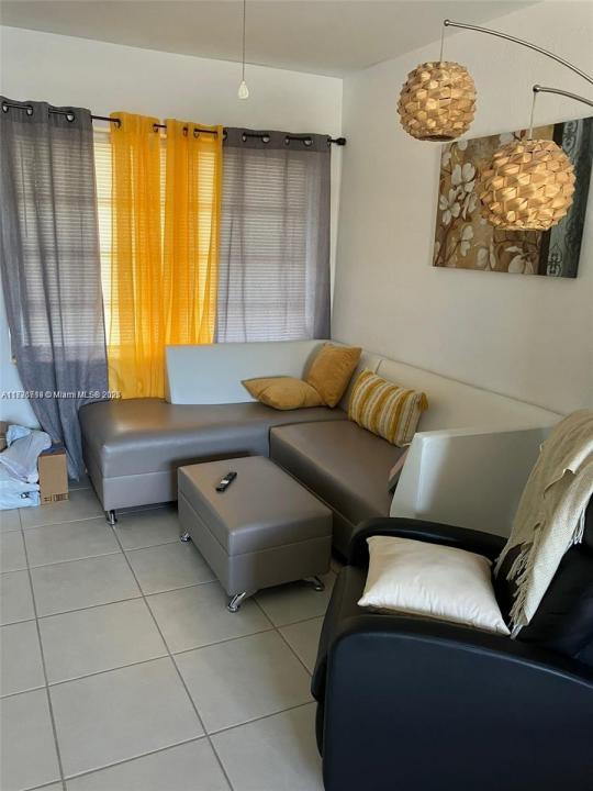 383 E 4th Ave 8, Hialeah, Florida 33010, Stati Uniti