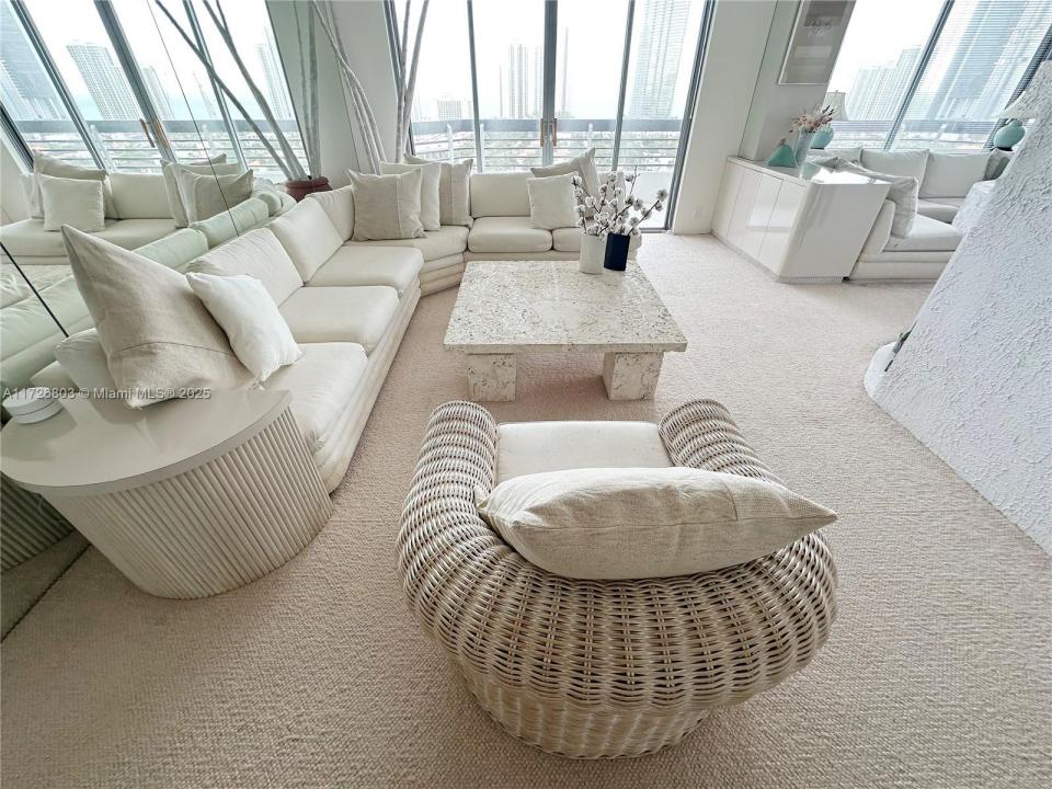 19101 NE 36th Ct 2112, Aventura, Florida 33180, USA