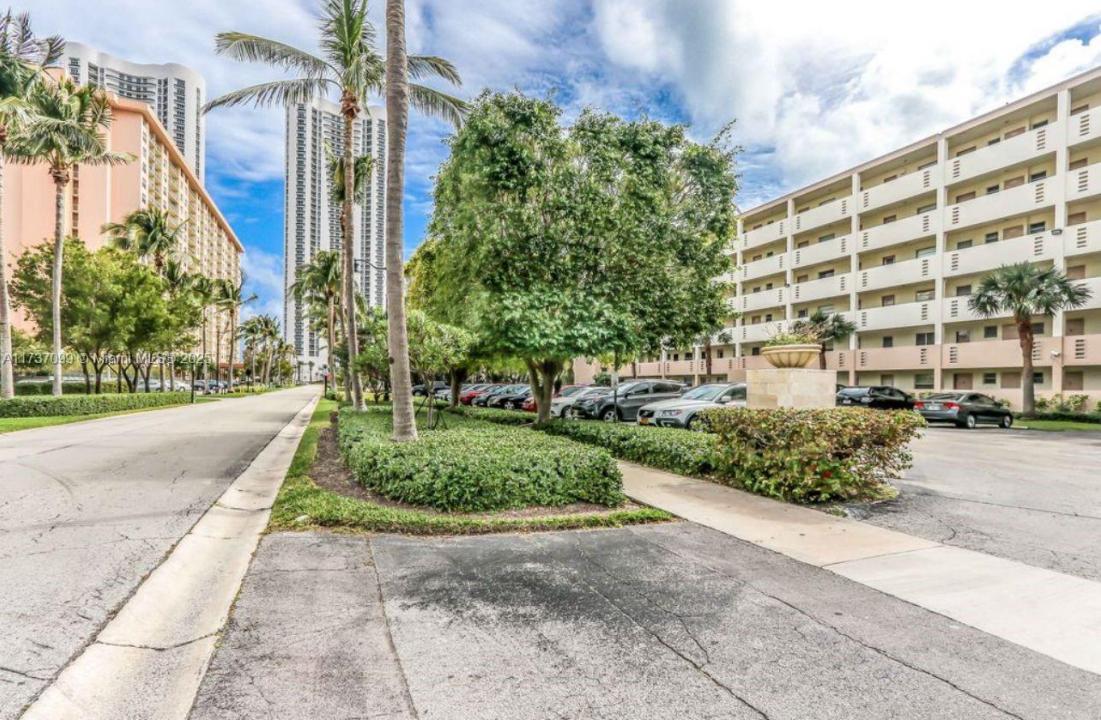 220 Kings Point Dr 106, Sunny Isles Beach, Flórida 33160, Estados Unidos