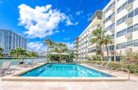 220 Kings Point Dr 106, Sunny Isles Beach, Florida 33160, USA