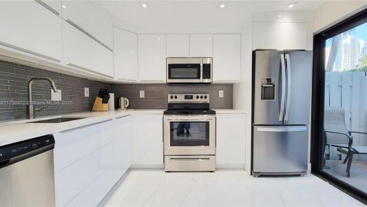 369 Poinciana Dr 1115, Sunny Isles Beach, Florida 33160, USA