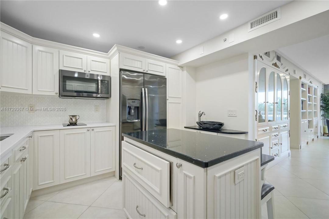9341 Collins Ave 205, Surfside, Florida 33154, Stati Uniti