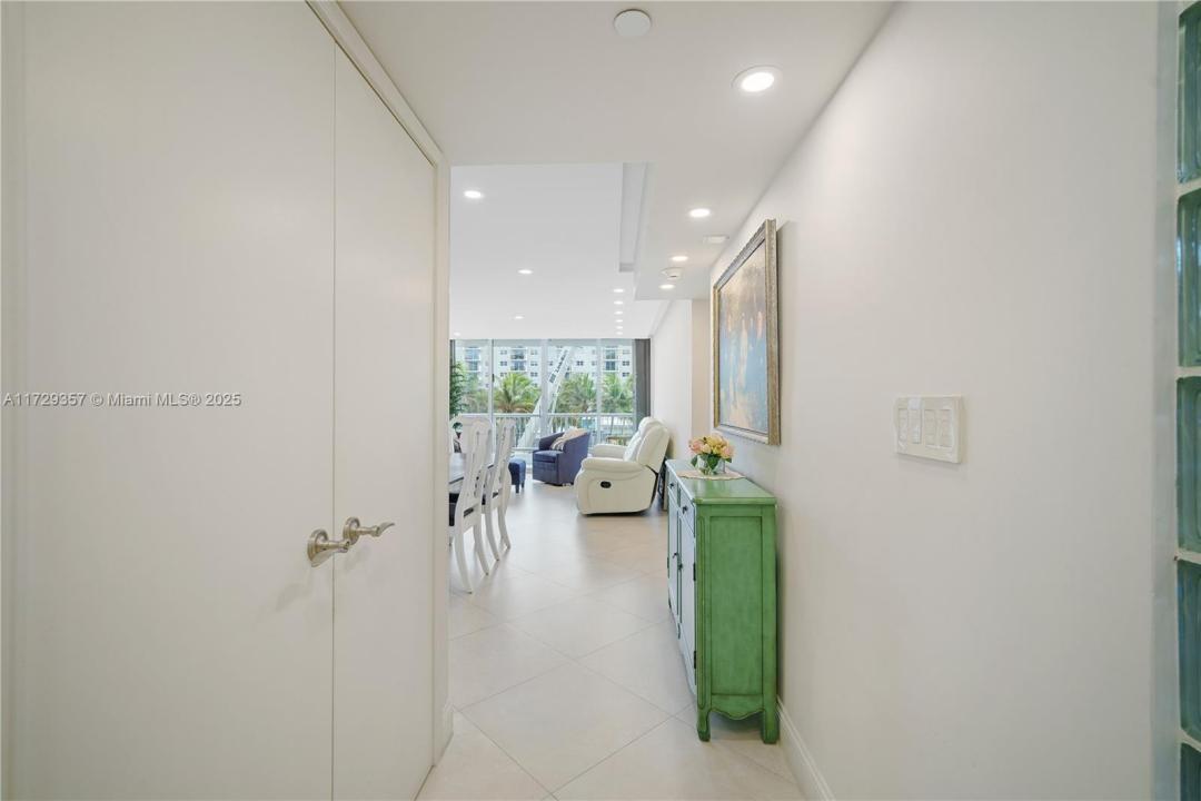9341 Collins Ave 205, Surfside, Florida 33154, Stati Uniti