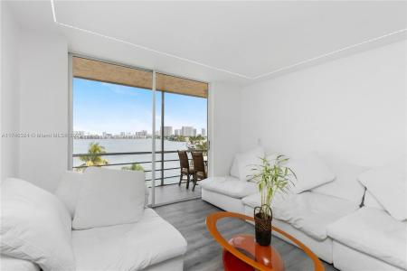 2821 NE 163th St 5J, North Miami Beach, Florida 33160, USA