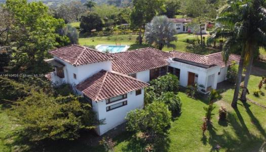 1000 NE Barbosa Berrio, Florida 123987, USA