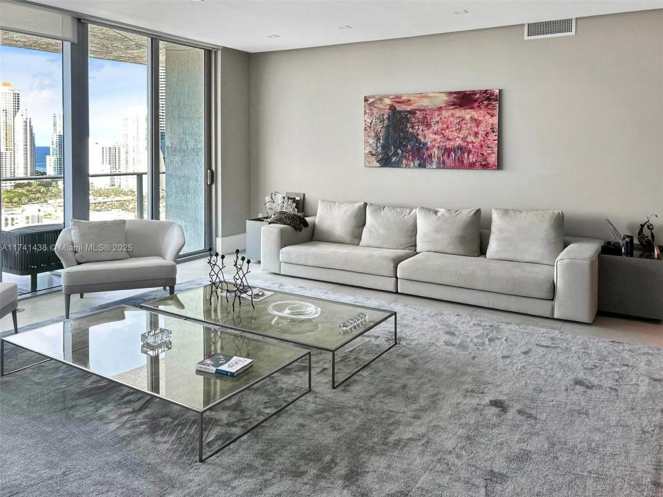 330 Sunny Isles Blvd 5-2503, Sunny Isles Beach, Floryda 33160, USA