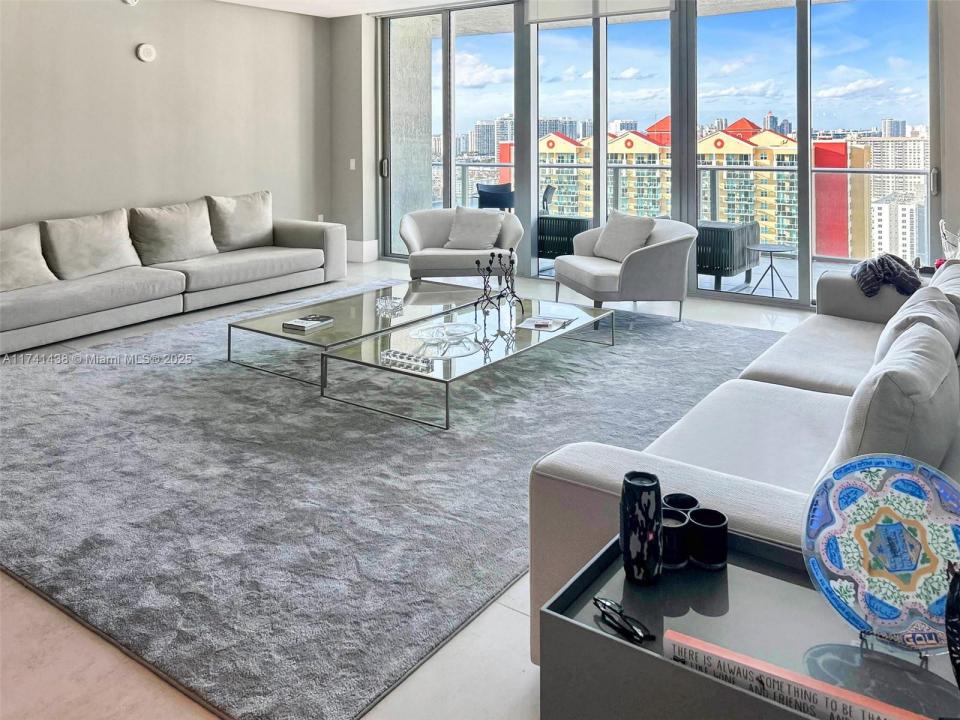 330 Sunny Isles Blvd 5-2503, Sunny Isles Beach, Floryda 33160, USA