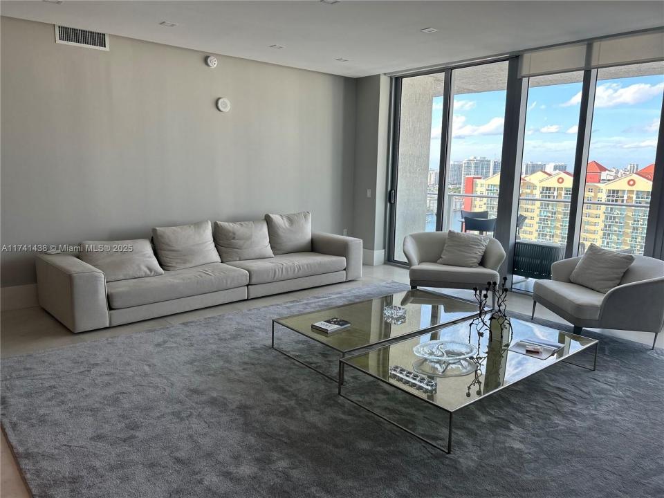 330 Sunny Isles Blvd 5-2503, Sunny Isles Beach, Floryda 33160, USA