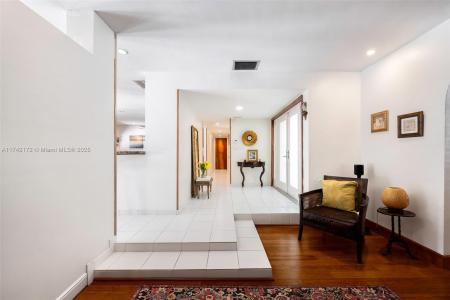 360 Menores Ave, Miami, Florida 33134, USA