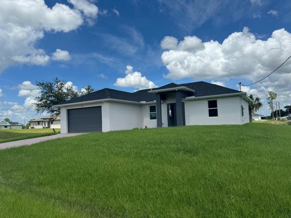 2044 Crawford Ave N, Lehigh Acres, 佛罗里达州 33971, 美国