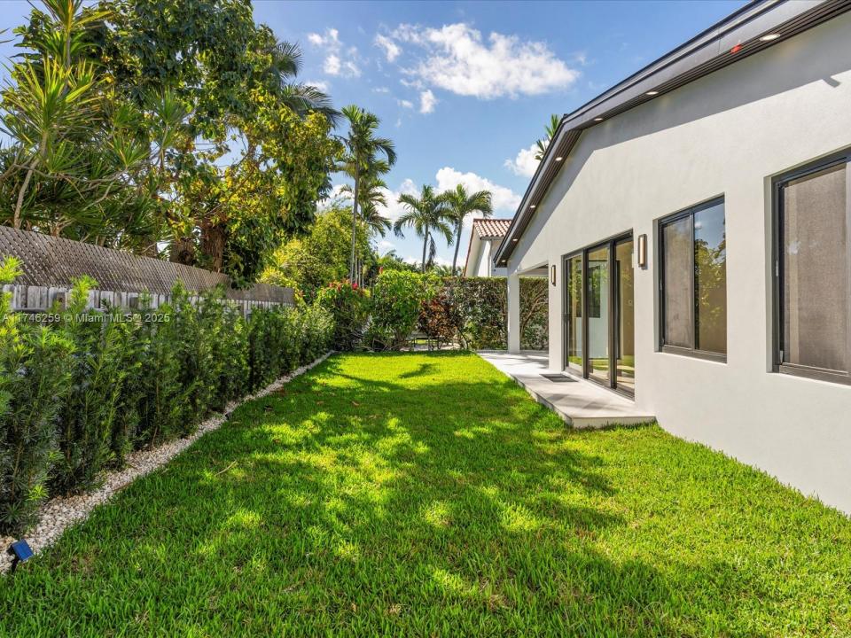9073 Dickens Ave, Surfside, Florida 33154, USA
