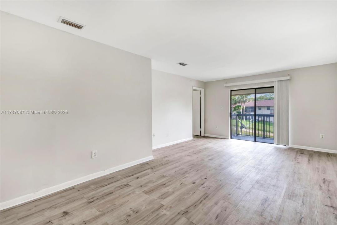 6020 Shakerwood Cir 205, Tamarac, Floryda 33319, USA
