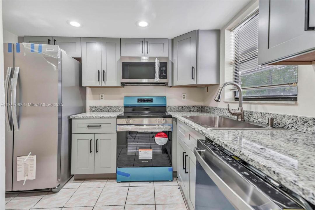 6020 Shakerwood Cir 205, Tamarac, Floryda 33319, USA
