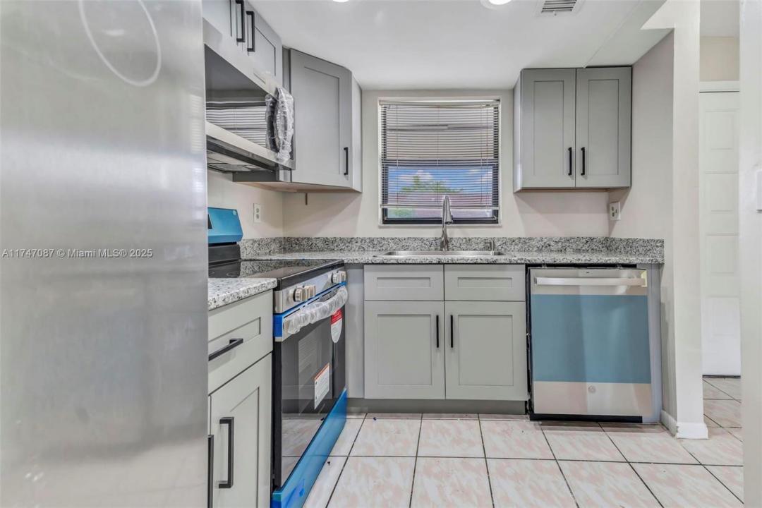 6020 Shakerwood Cir 205, Tamarac, Floryda 33319, USA