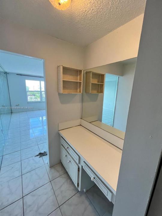555 NE 123rd St 412-B, North Miami, Florida 33161, Stati Uniti
