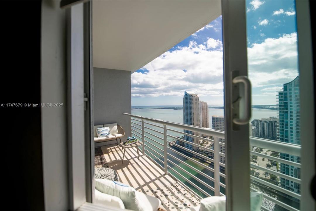 325 S Biscayne Blvd 4115, Miami, フロリダ 33131, アメリカ合衆国