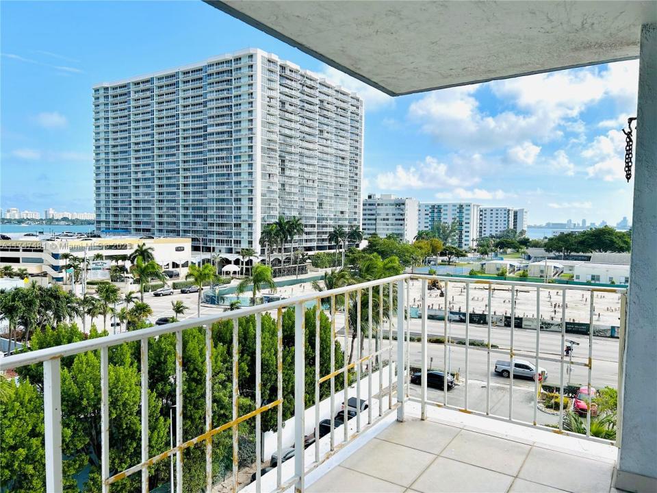 1865 79th St Cswy 6O, North Bay Village, Floride 33141, États-Unis