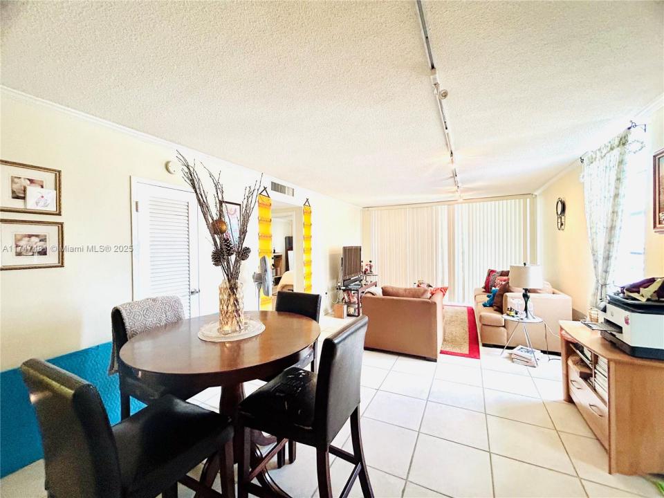 1865 79th St Cswy 6O, North Bay Village, Floride 33141, États-Unis