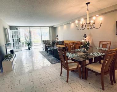 3800 Oaks Clubhouse Dr 112, Pompano Beach, Florida 33069, USA