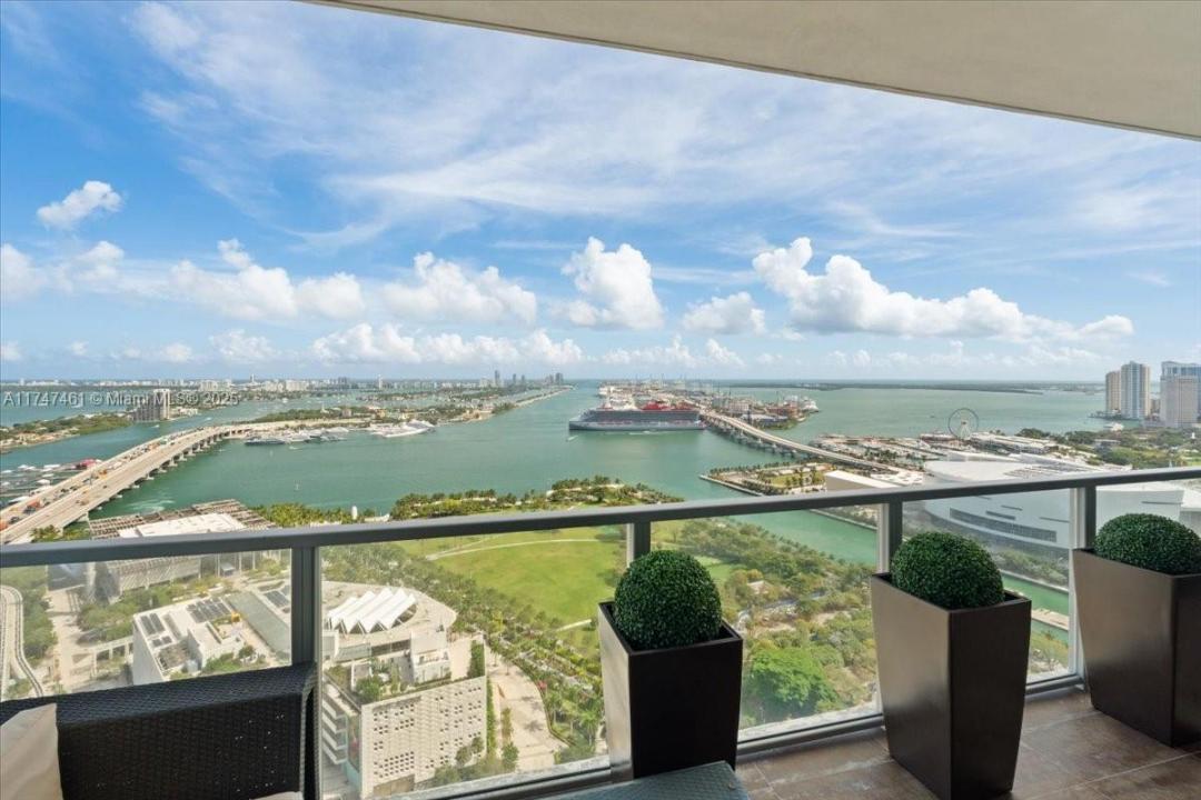 1100 Biscayne Blvd 3502, Miami, Florida 33132, USA