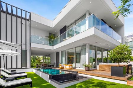 810 W 47th Ct - The Ritz Carlton Miami Beach, Miami Beach, Florida 33140, USA