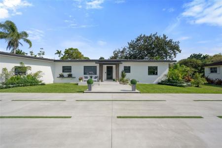 14745 N Spur Dr 14745, Miami, Florida 33161, USA