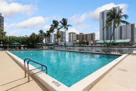 800 Parkview Dr 207, Hallandale Beach, Florida 33009, USA