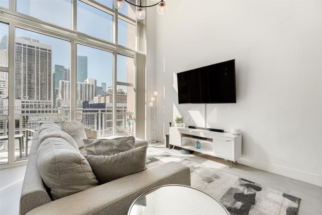 253 NE 2nd St 618, Miami, Florida 33132