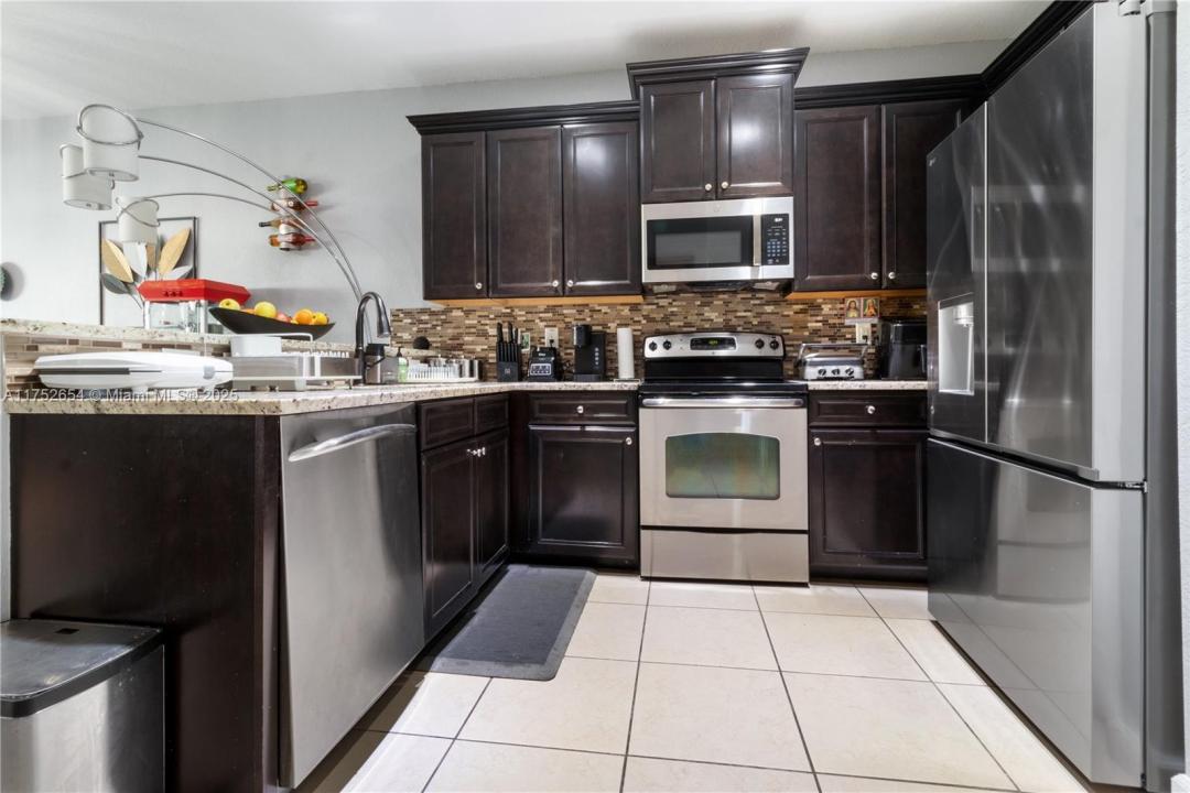 9831 NW 88th Ter, Doral, Florida 33178, USA