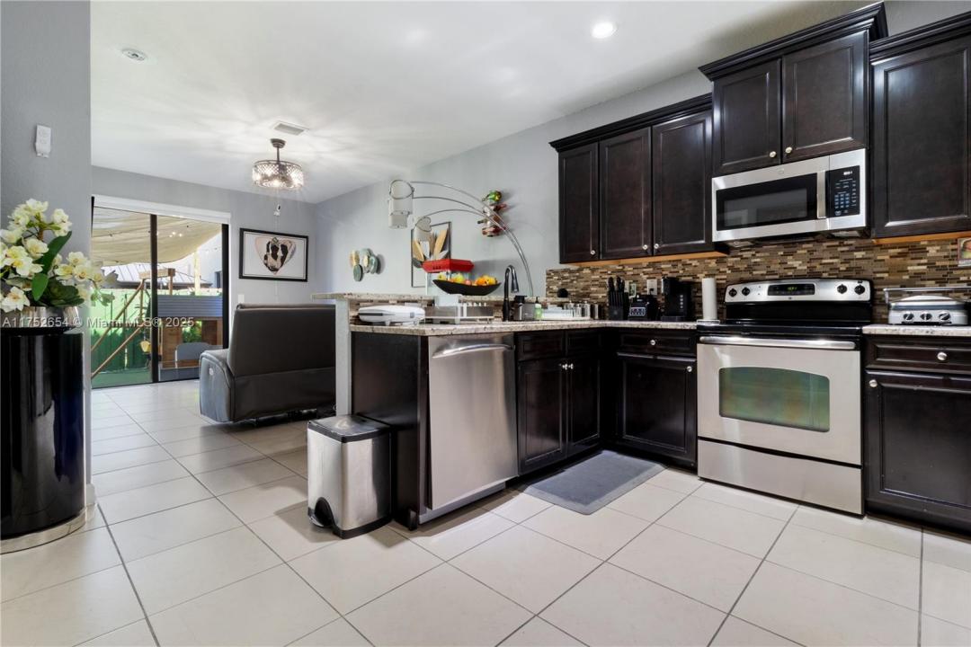9831 NW 88th Ter, Doral, Florida 33178, USA