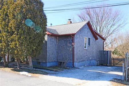 12 Draper Avenue, Middletown, RI 02842, USA