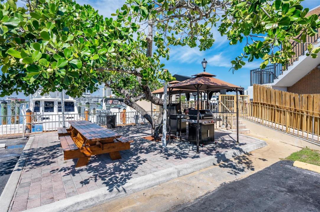 100 Golden Isles Dr 104, Hallandale Beach, Florida 33009, Estados Unidos