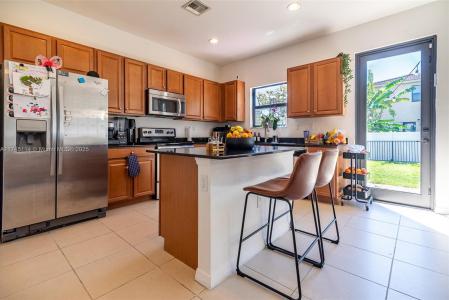 686 NE 191st Ter, Miami, Florida 33179, USA