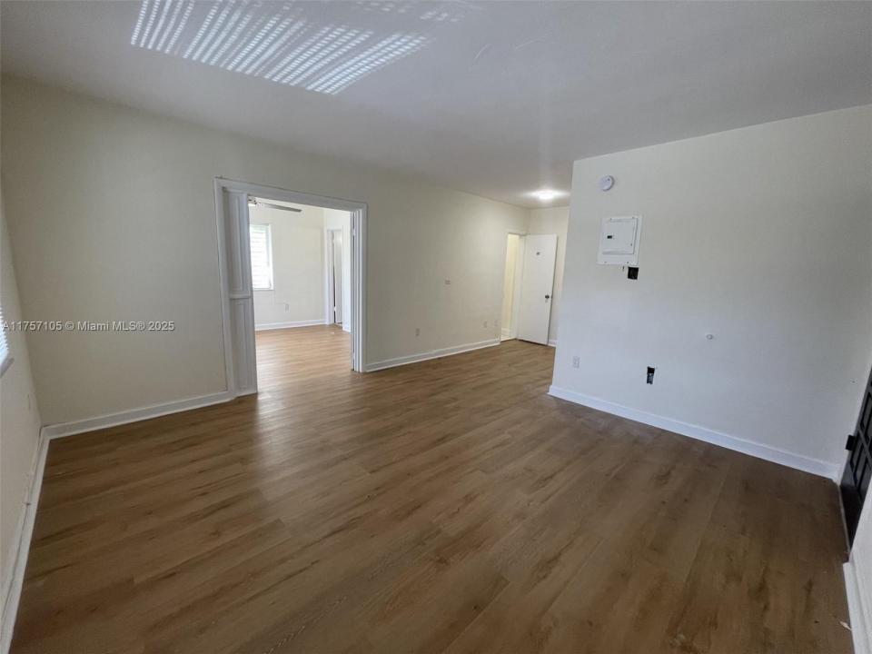 218 Santillane Ave 8, Coral Gables, Florida 33134, Estados Unidos
